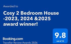 Cosy 2 Bedroom House With Courtyard -Award Winner 2023-2025!